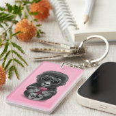 携帯電話のピンクを保持しているかわいいベビーのゴリラ キーホルダー (正面右)