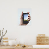 携帯電話を持っている人 ポスター (キッチン)