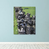 搾乳を待つ乳牛 キャンバスプリント (インサイチュ (ウッドフロア))