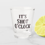 撃おもしろいたれた時の引用文タイポグラフィ ショットグラス<br><div class="desc">それはおもしろいShot O'clock引用文タイポグラフィショットグラス – 引用文by "me"、または名前をカスタムする。おもしろい文字彼、パパの、Groomsmanの贈り物、または任意の男やショットの恋人。</div>