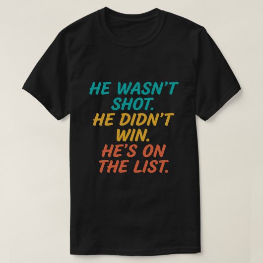 撃たれてもいないのにリストに載ってる 皮肉Tシャツ Tシャツ (デザイン正面)