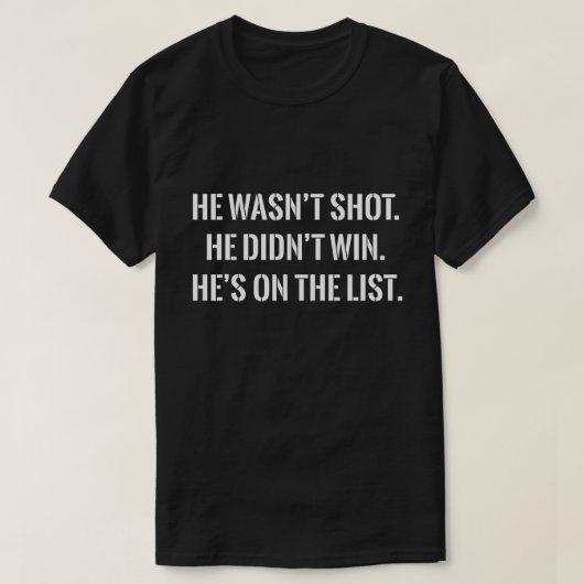 撃たれてもいないのに 名前がリストに載ってる 冗談Tシャツ Tシャツ (デザイン正面)
