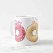 撒き散らされたドーナツのピンク、チョコレート、メープル、バニラ コーヒーマグカップ (正面左)