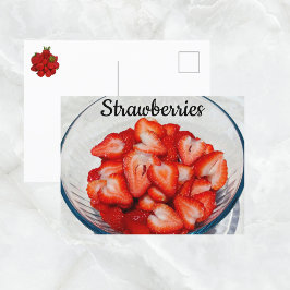 撮影されたスライスされた赤いイチゴのボウル ポストカード