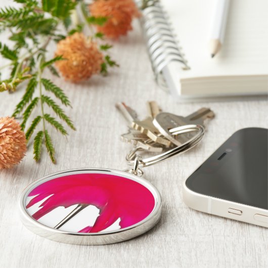 撮影された瞬間:赤いバラの花びらの優雅さ キーホルダー (側面)