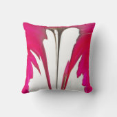 撮影された瞬間：赤いバラの花びらの優雅さ クッション (裏面)