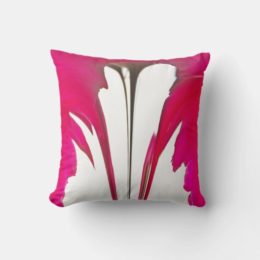 撮影された瞬間：赤いバラの花びらの優雅さ クッション (正面)