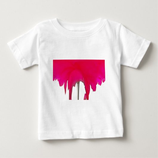 撮影された瞬間：赤いバラの花びらの優雅さ ベビーTシャツ (正面)