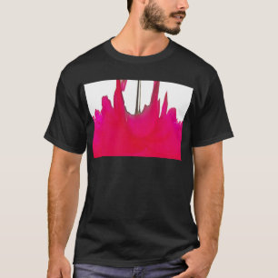 撮影された瞬間:赤いバラの花びらの優雅さ Tシャツ