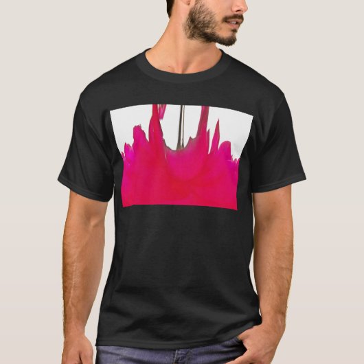 撮影された瞬間：赤いバラの花びらの優雅さ Tシャツ (正面)