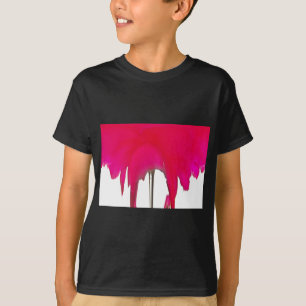 撮影された瞬間:赤いバラの花びらの優雅さ Tシャツ
