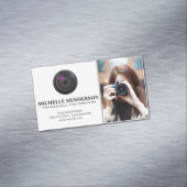 撮影中のカメラを持つ女性 マグネット名刺 (インサイチュ)