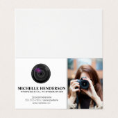 撮影中のカメラを持つ女性 名刺 (外部フラット)