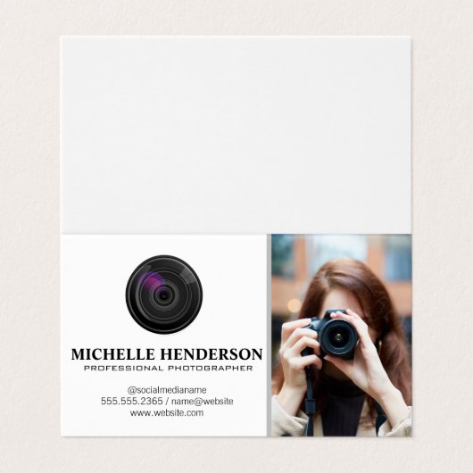 撮影中のカメラを持つ女性 名刺 (外部フラット)