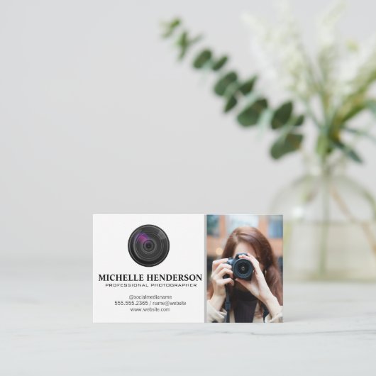 撮影中のカメラを持つ女性 名刺 (スタンド正面)