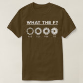 撮影絞りカメラレンズWhat the F Photog Tシャツ (デザイン正面)