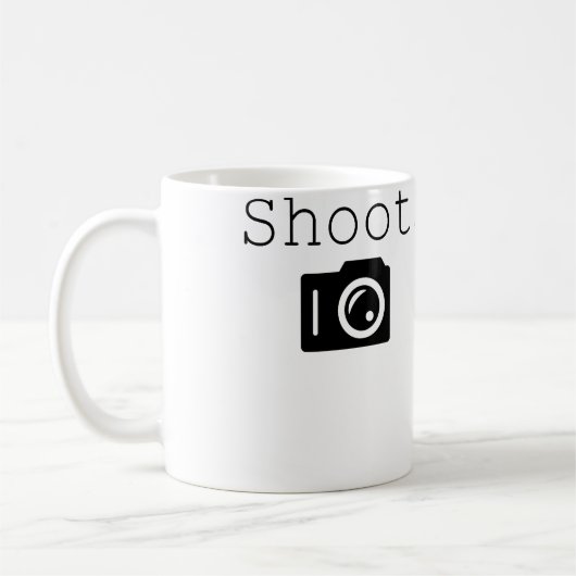 撮影。カメラを持つ写真家 コーヒーマグカップ (左)