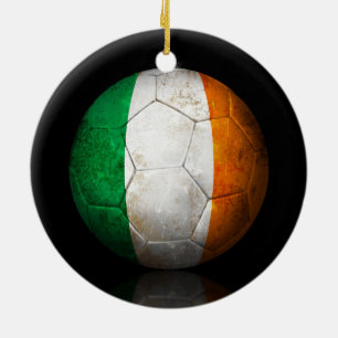 擦り切れたなアイルランドのフラグフットボールのサッカーボール セラミックオーナメント
