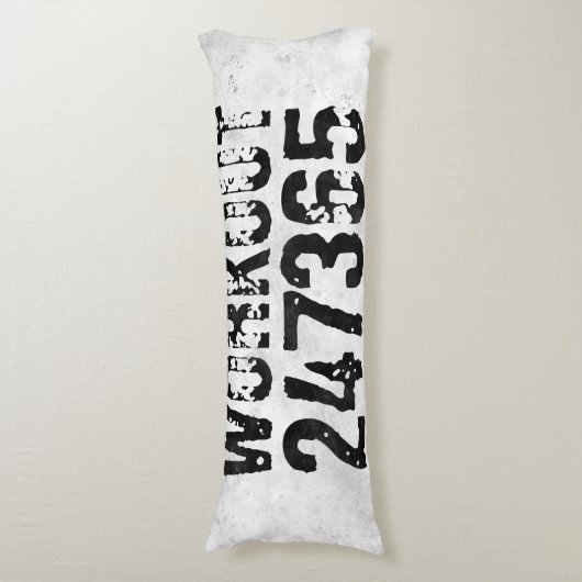 擦り切れたアウトとスクラッチ文字トレーニング247365 rustic ボディピロー (正面縦)