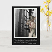 擬人化されたウサギとヘンリー・ミラーの引用 カード (黄色い花)