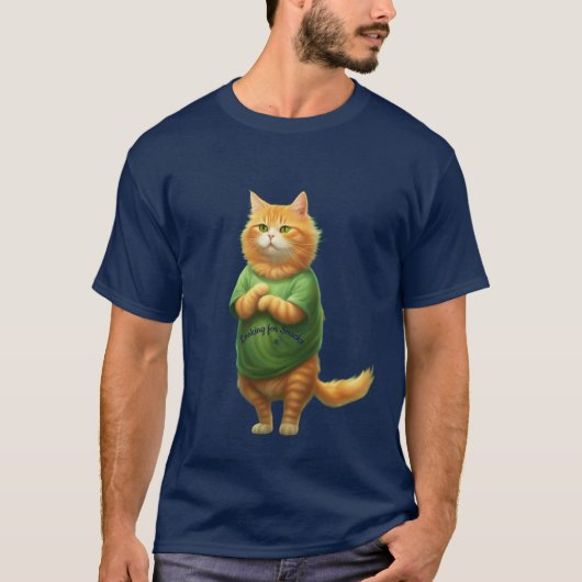 擬人化されたオレンジタビー猫が見つめる Tシャツ (正面)