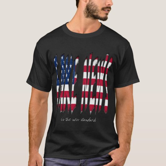 擬似ニュースの星条旗米国のタイポグラフィ Tシャツ (正面)