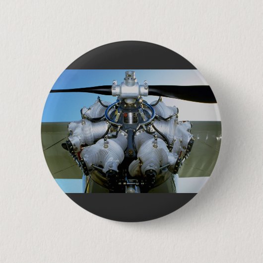 支柱が付いている旧式な星型エンジン 缶バッジ (正面)