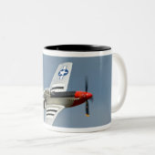 攻撃開始日の印飛行のP-51Dのムスタングの戦闘機 ツートーンマグカップ (正面右)