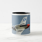 攻撃開始日の印飛行のP-51Dのムスタングの戦闘機 ツートーンマグカップ (中央)