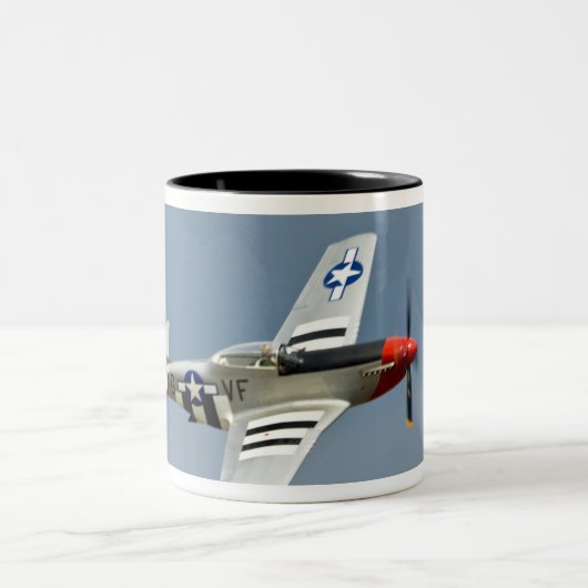 攻撃開始日の印飛行のP-51Dのムスタングの戦闘機 ツートーンマグカップ (中央)