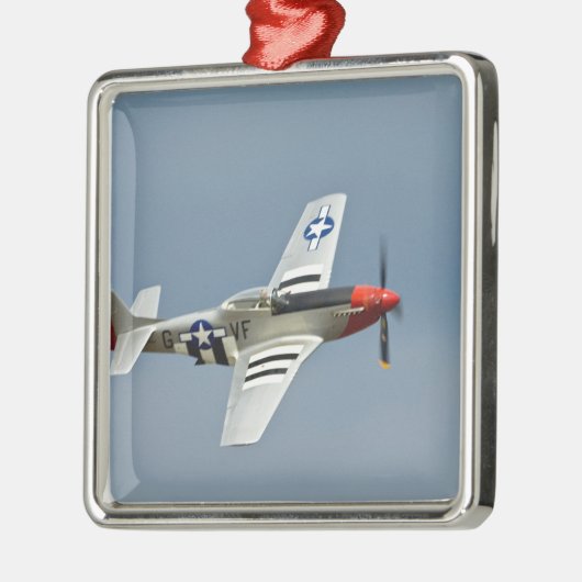 攻撃開始日の印飛行のP-51Dのムスタングの戦闘機 メタルオーナメント (左)