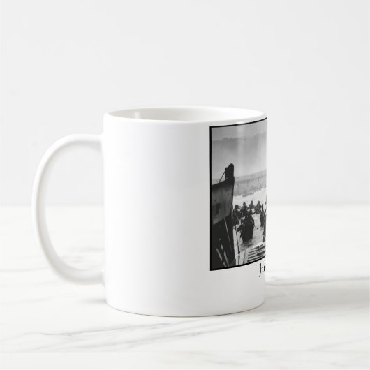 攻撃開始日の絵画のビーチに押しかけること コーヒーマグカップ (左)