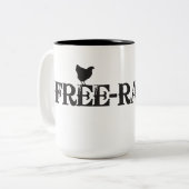 放し飼いの鶏のマグ ツートーンマグカップ (正面左)