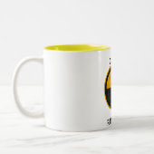 放射性原子炉の黄色および黒 ツートーンマグカップ (左)