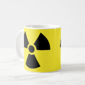 放射性記号のマグ コーヒーマグカップ (正面左)