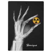 放射線シンボルを手で持つ  クリップボード (裏面)