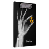 放射線シンボルを手で持つ  クリップボード (右)