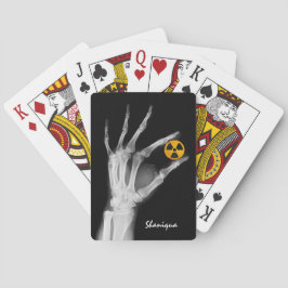 放射線シンボルを手で持つ  トランプ