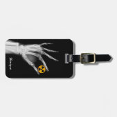 放射線シンボルを手で持つ ラゲッジタグ (正面横)