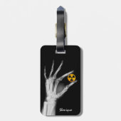 放射線シンボルを手で持つ ラゲッジタグ (裏面縦)