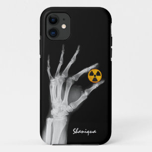 放射線シンボルを手で持つ iPhone 11 ケース
