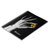 放射線シンボルを持つ手 ノートブック (左側)