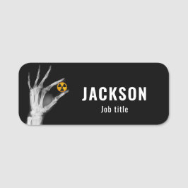 放射線シンボルを持つ手 名札