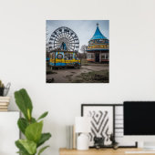 放棄されたカーニバル空の観覧車とテント ポスター (ホームオフィス)