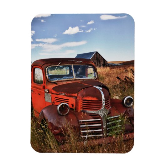 放棄された農場と錆びたオレンジのダッジトラック マグネット (縦)