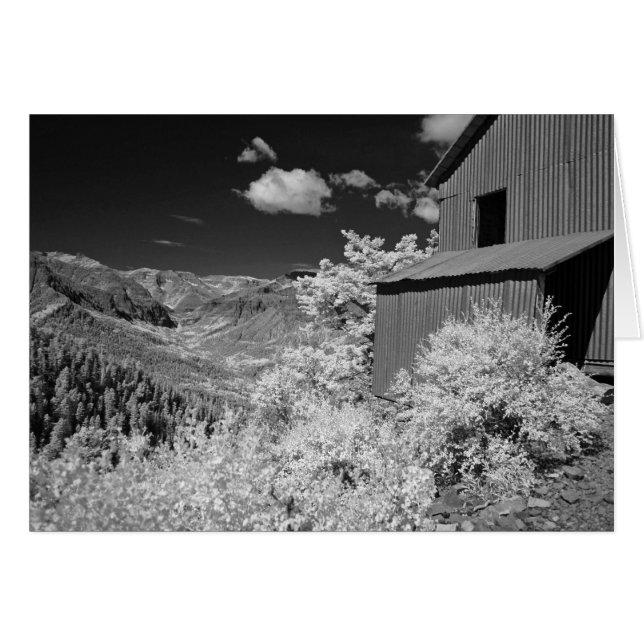 放棄された金ゴールド鉱山 (正面横)