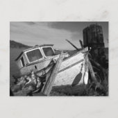 放棄された難破船の白黒写真 ポストカード (正面)