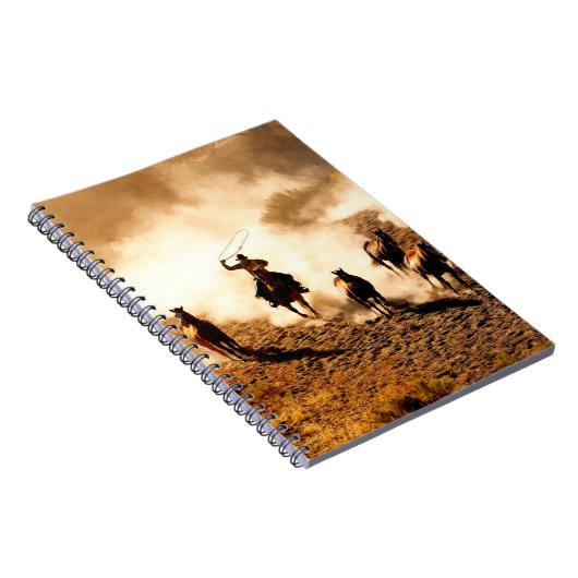 放浪する馬を追いかけるカウボーイたち。ロープで馬を漕いで ノートブック (右側)