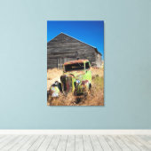 放置された農場の前で錆びた車 キャンバスプリント (インサイチュ (ウッドフロア))