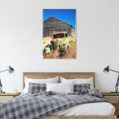 放置された農場の前で錆びた車 キャンバスプリント (インサイチュ (寝室))